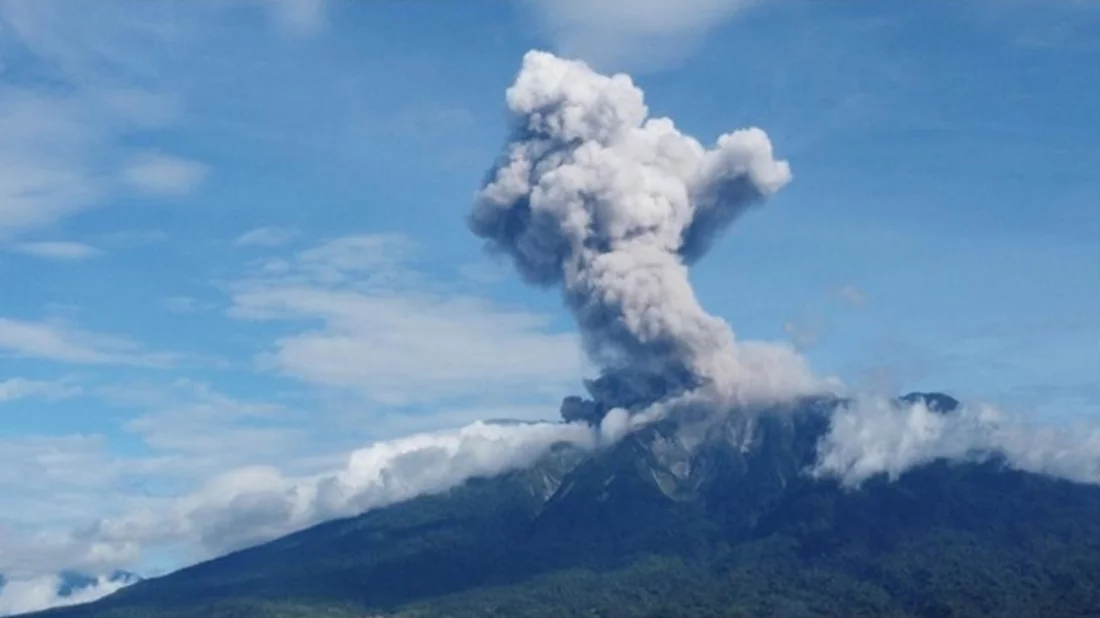 ইন্দোনেশিয়ার মাউন্ট মেরাপিতে অগ্ন্যুৎপাত, ১৬০০ মিটার পর্যন্ত ছড়িয়েছে ছাই